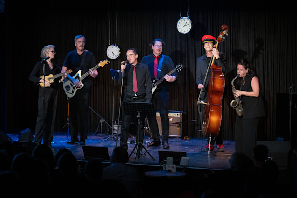 Checkpoint-Band bei der Revue in den Stachelschweinen
